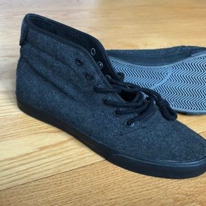 Wool mid-tip gravis shoes size 9